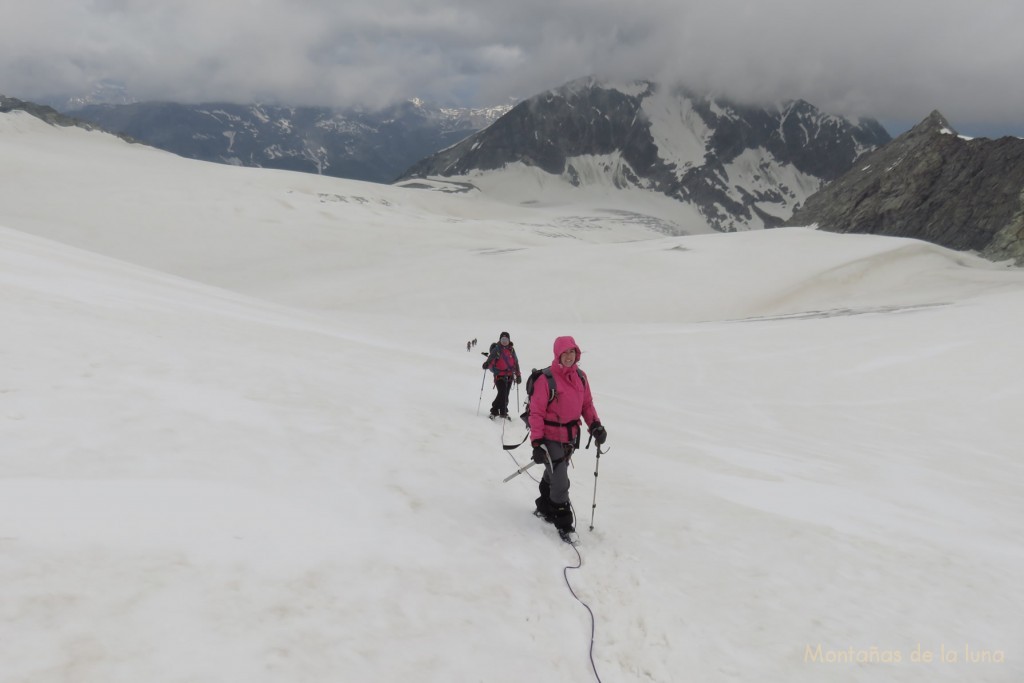 Camino del Refugio Cabaña de Tracuit cruzando el Glaciar de Turtmann, delante Leti e Isa
